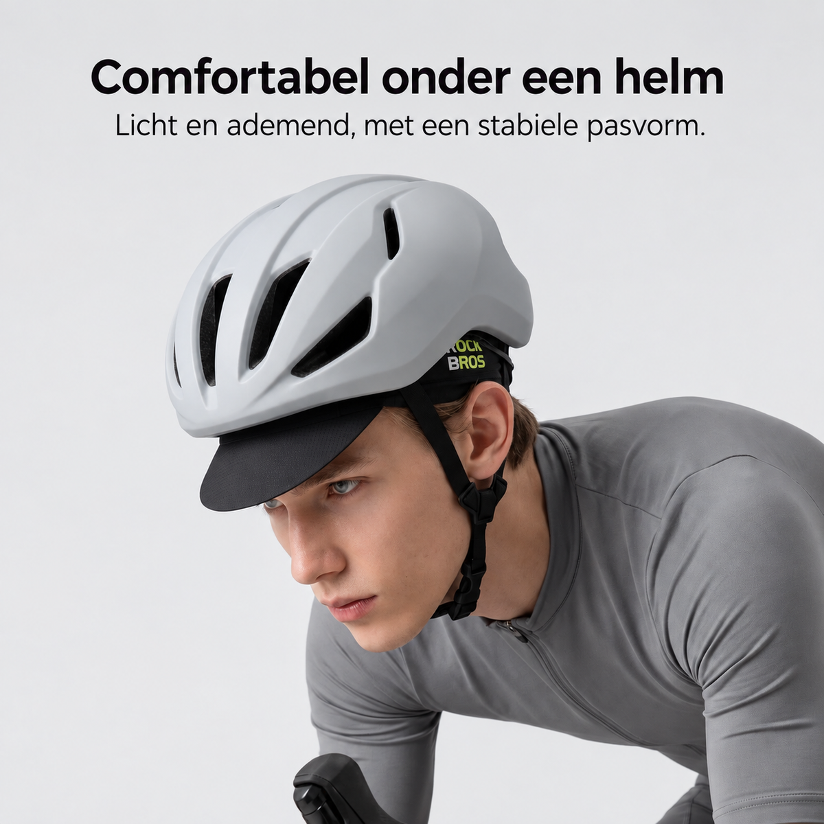 Lichte fietspet onder helm