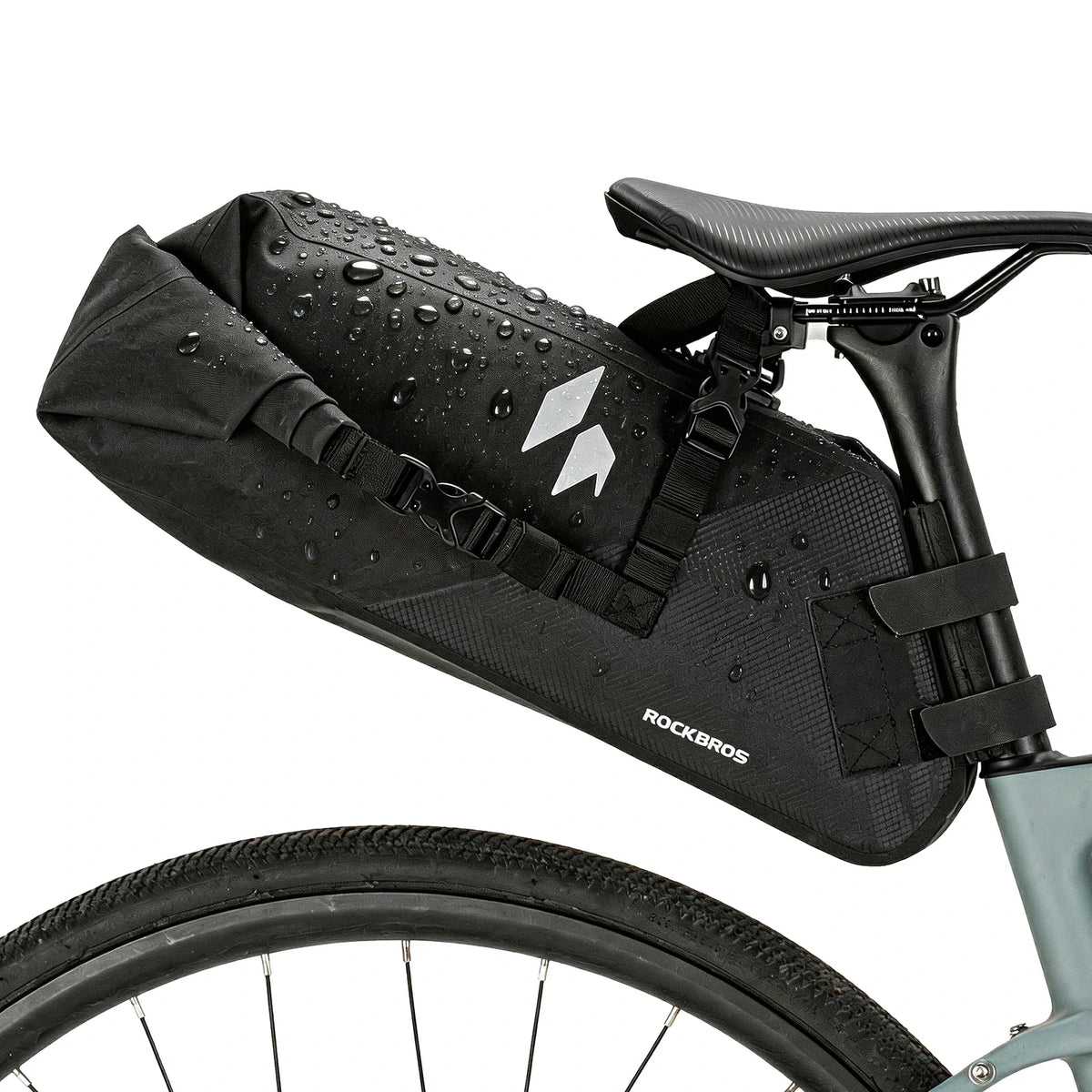 Bikepacking zadeltasset met stabilisator en dubbele bidonhouders
