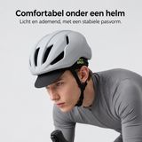 Lichte fietspet onder helm