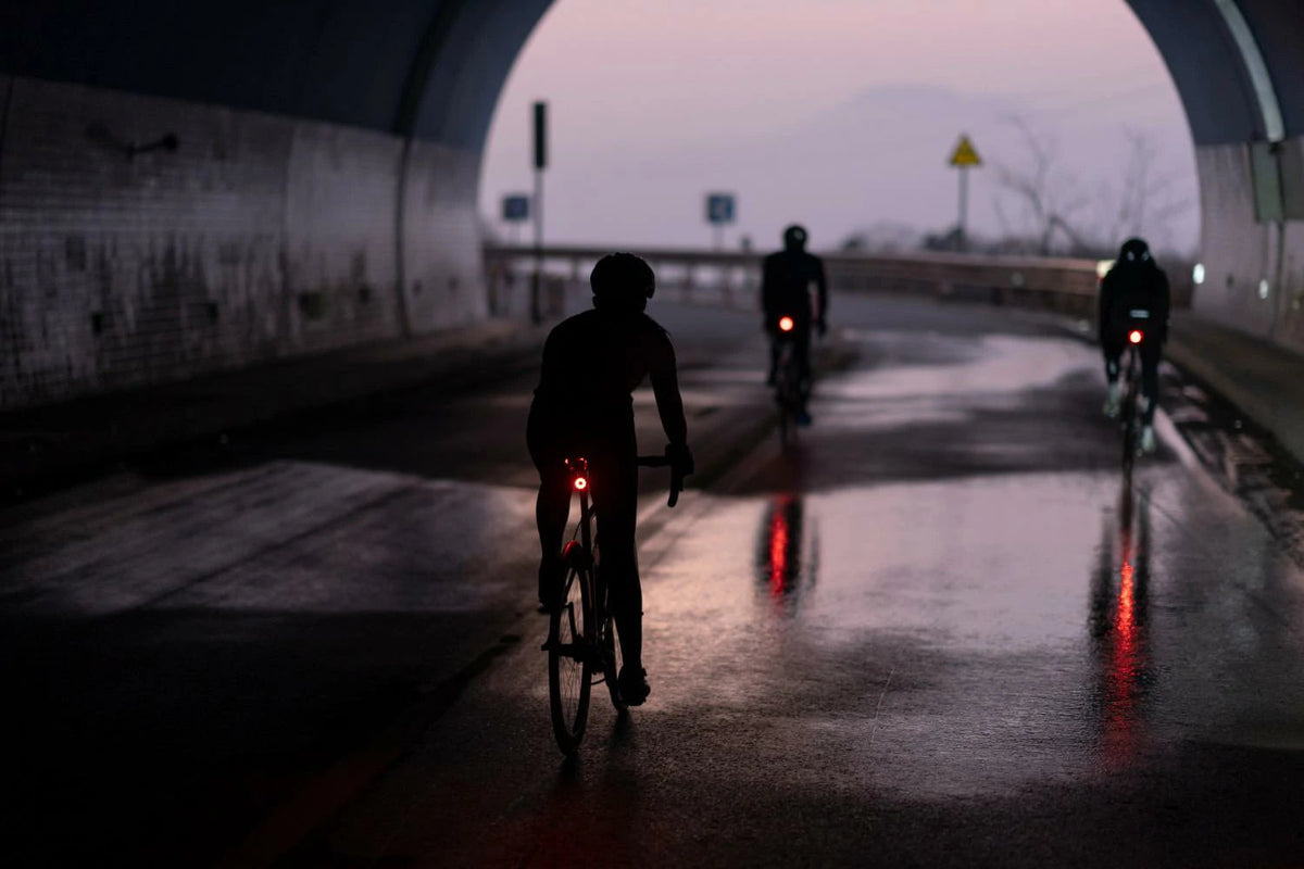 Fietsers met verlichting tijdens een avondrit