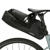 Bikepacking zadeltasset met stabilisator en dubbele bidonhouders